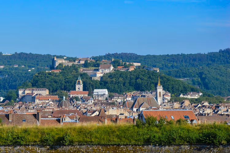 Besançon und die Zitadelle über dem Doubs