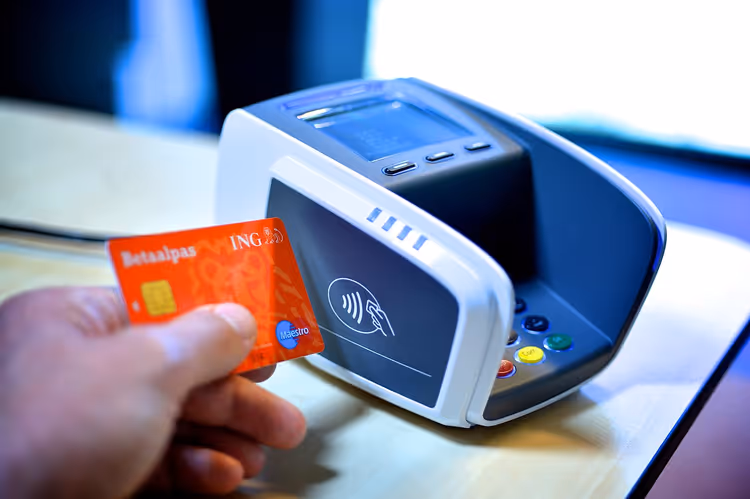 Kontaktlose Bankkartenzahlung an einem Terminal