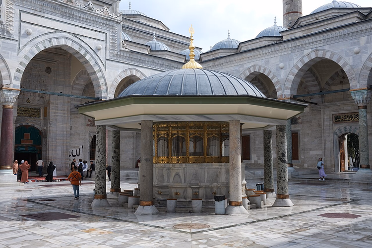 Şadırvan i gårdsplassen til Bayezid-moskeen