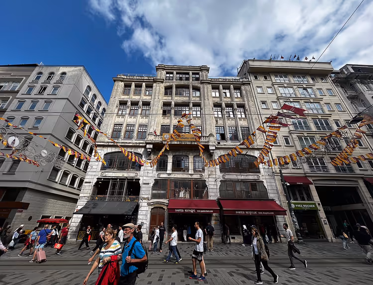 Istiklali tänav Beyoğlus jalakäijatega