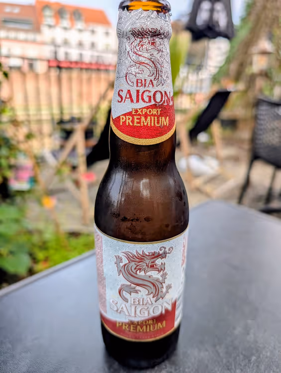 Flaske med Bia Saigon Export Premium-øl på et bord