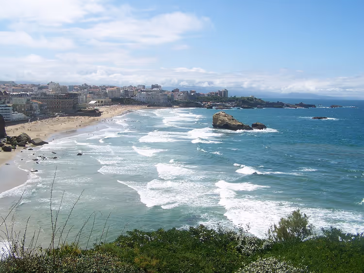 Panorama van het strand en de oceaan in Biarritz