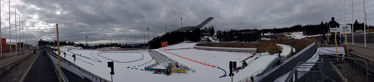 Kayakla atlama rampasıyla Holmenkollen biatlon stadyumu