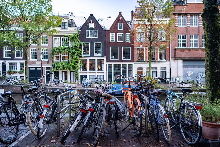 Strada di Amsterdam con biciclette lungo un canale