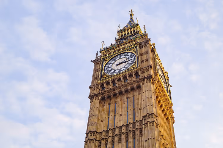 Big Ben en zijn klok tegen een blauwe lucht