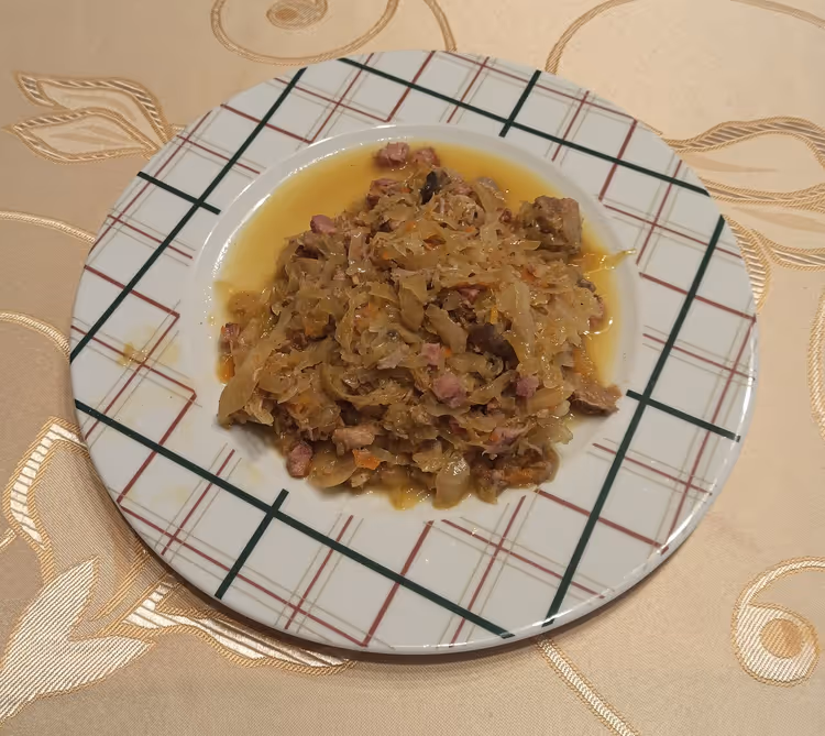 Bord bigos met gestoofde kool en vlees