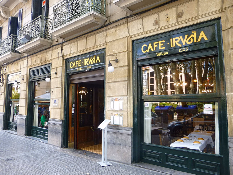 Fassade des Café Iruña mit grünen Schaufenstern