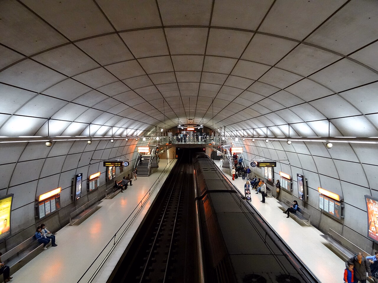 Bahnsteig der U-Bahn-Station Moyúa in Bilbao