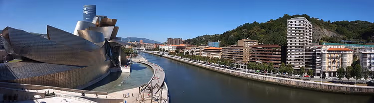 Panorama von Bilbao über den Fluss Nervión