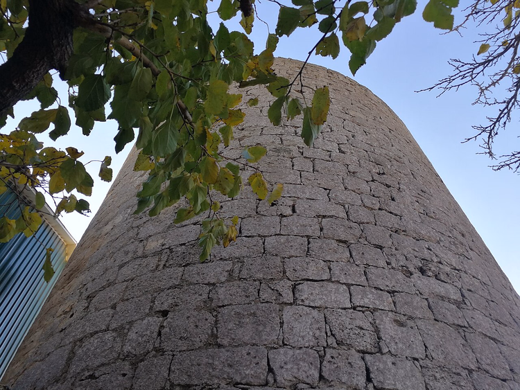 Steintårn i Bilgah-festningen, sett nedenfra