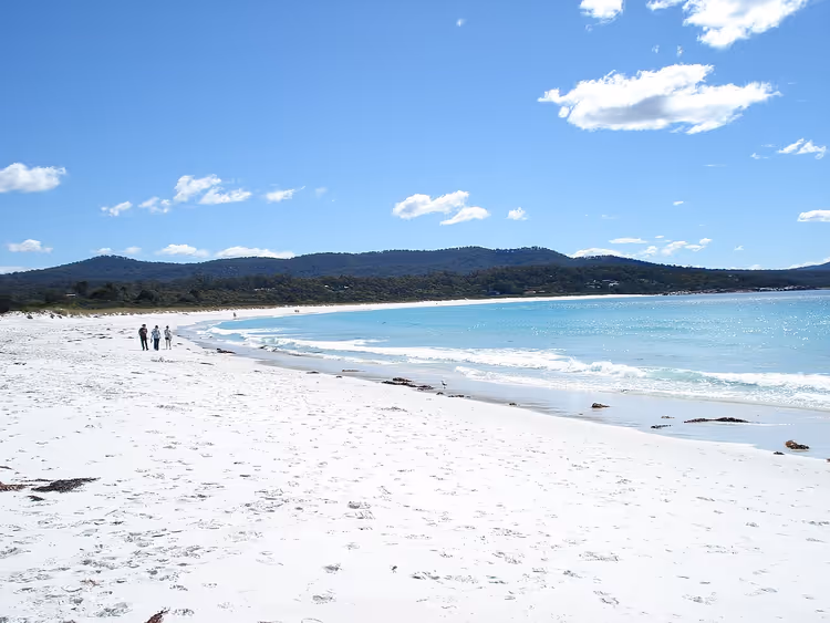 Hvit Binalong Bay-strand med turkist vann og åser