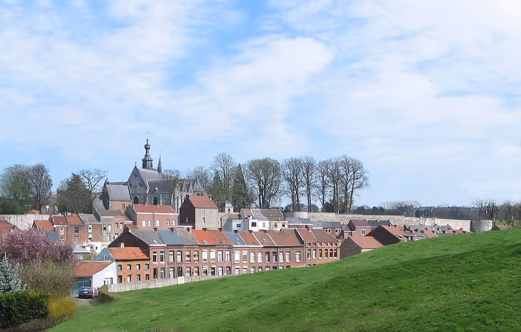 Panorama von Binche mit einer Kirche und Häusern auf dem Hügel