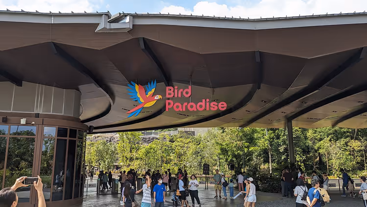 Tabelası ve ziyaretçileriyle Bird Paradise girişi