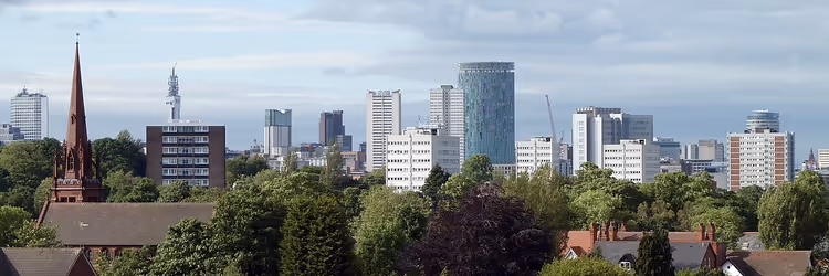 Panorama de Birmingham avec une flèche d'église et des gratte-ciel