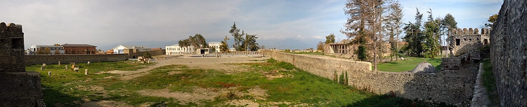 Mura e cortile della fortezza di Batonis Tsikhe a Telavi