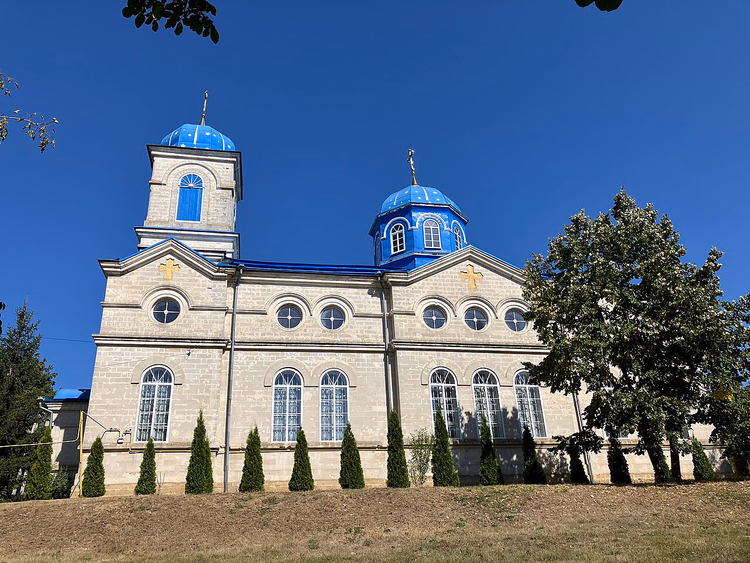 Ryshkovo köyünde mavi kubbeli kilise