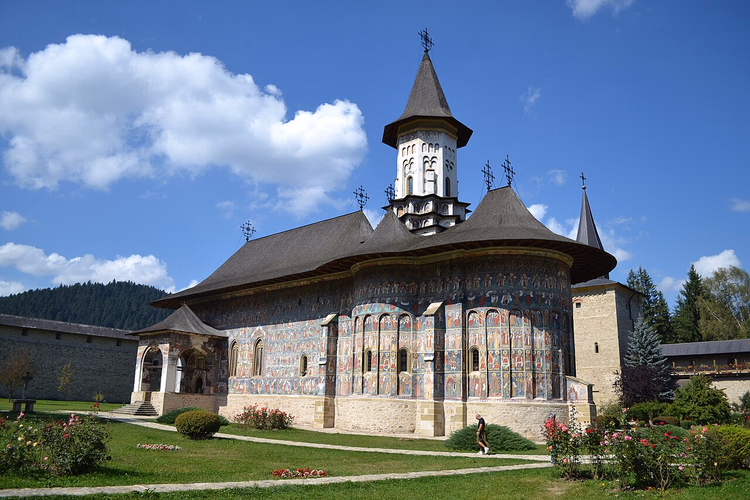 Den malte kirken i Sucevița kloster om sommeren