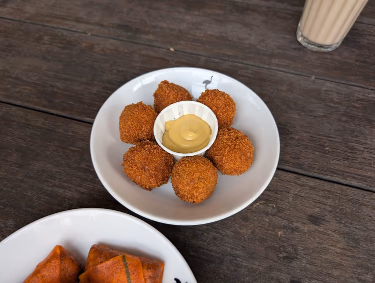 Niederländische Bitterballen mit Senfsauce