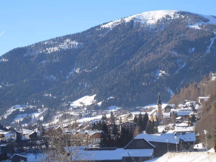 Vinterpanorama av Bad Kleinkirchheim med kirke