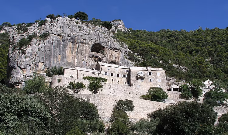 Uçurumun yanındaki Pustinja Blaca taş keşişhanesi