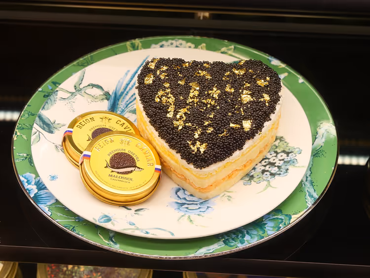 Hjerteformet kake med svart kaviar og kaviarbokser