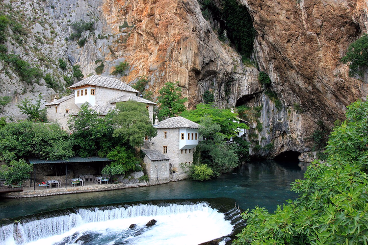 Blagaj-Tekija an der Felswand über der Buna