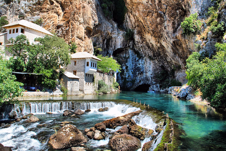 Tekija an der Buna-Quellhöhle in Blagaj