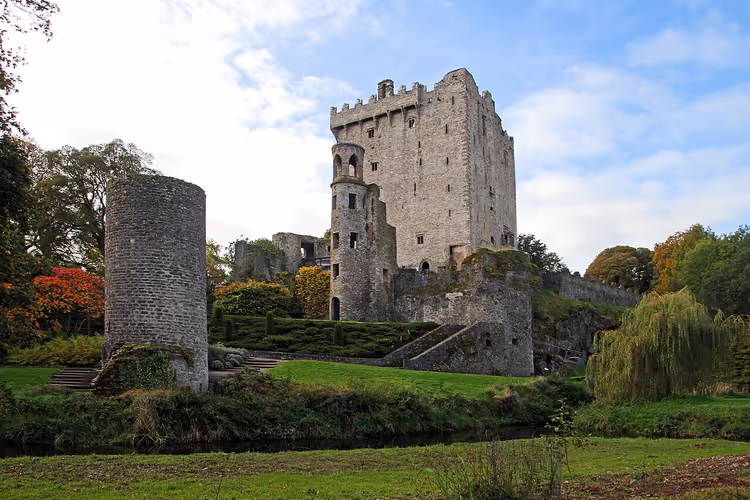 Kasteel van Blarney met ronde toren en gazon