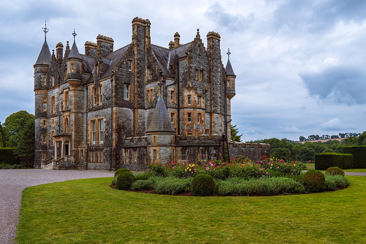 Gevel van Blarney House met torentjes en bloembed