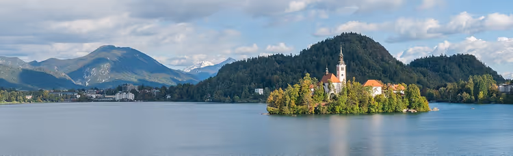 Île avec une église sur le lac de Bled, montagnes