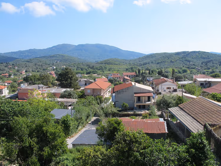 Panorama van het dorp Agios Matheos met rode daken