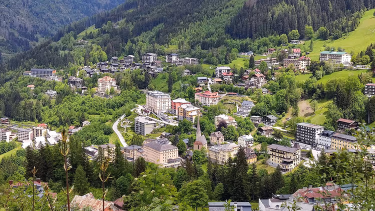 Panorama von Bad Gastein in einem Bergtal