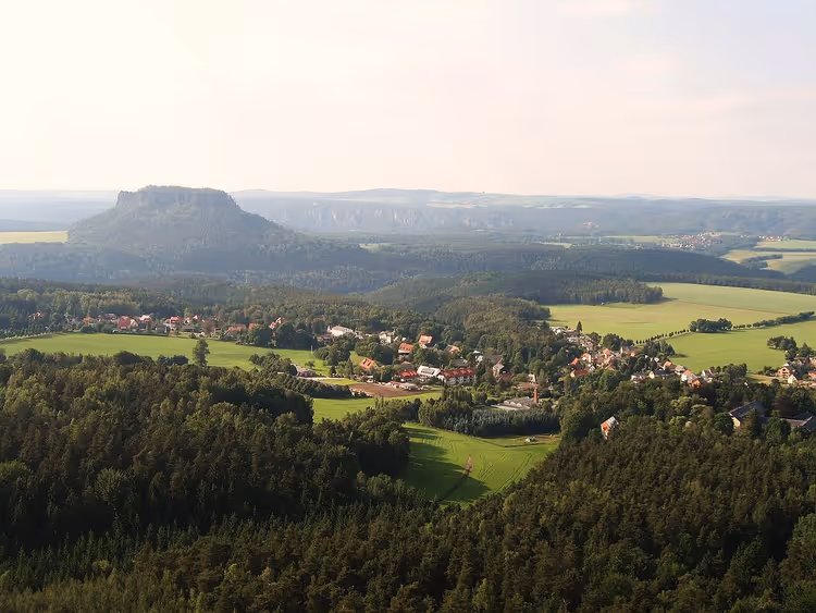Blick vom Gohrisch auf den Ort und den Lilienstein