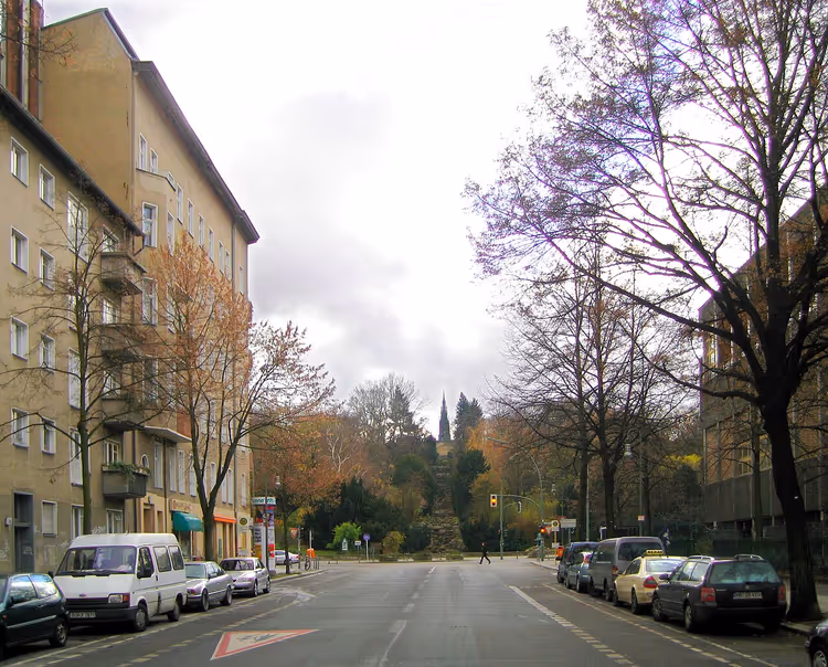 Großbeerenstraße mit Blick auf den Kreuzberg
