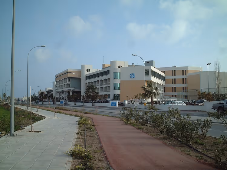 Gebouwen van Athena Beach Hotel vanaf de straatkant
