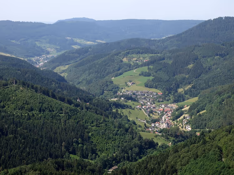 bewaldete Berge und ein Dorf im Renchtal