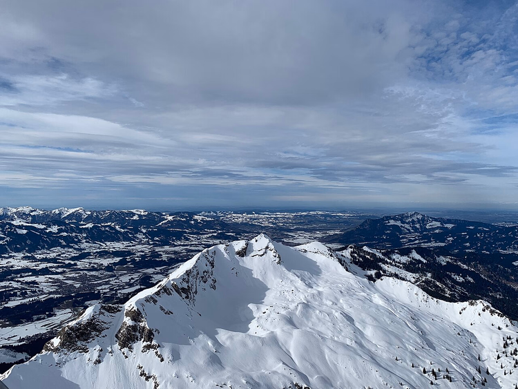 Blick vom Nebelhorn auf die verschneiten Allgäuer Alpen