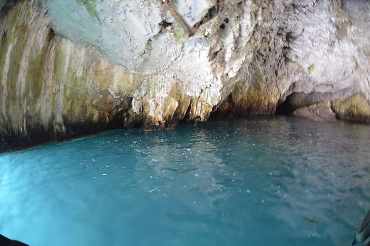 In een zeegrot met turquoise water en rotsen