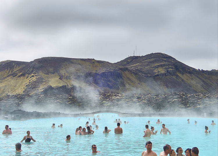 Blue Lagoon'un turkuaz suyunda banyo yapanlar