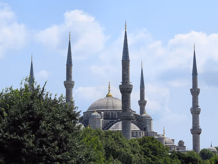 Sinine mošee minaretidega Sultanahmeti puude kohal
