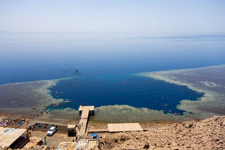 Blåhullets lagune i Dahab med brygge og rev