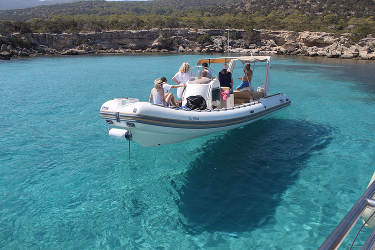 Boot in het turquoise water van de Blue Lagoon