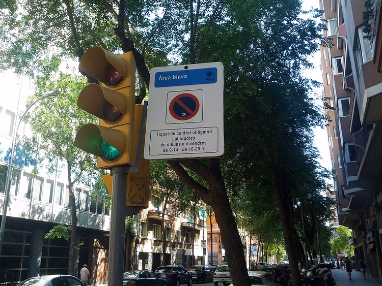 Skylt för blå parkeringszon på en gata i Barcelona