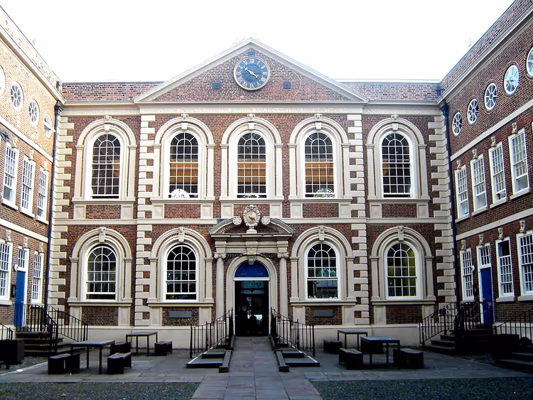Fasaden til Bluecoat Chambers med klokke og gårdsplass