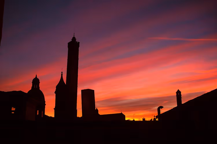 Silhuettene av Bolognas to tårn i solnedgang
