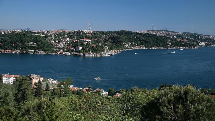 Tepeleri ve tekneleriyle Boğaz panoraması