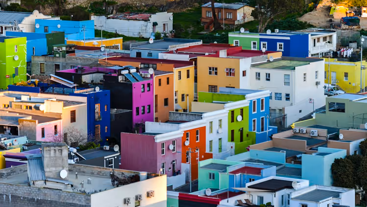 Kleurrijke huizen van Bo-Kaap op een heuvel