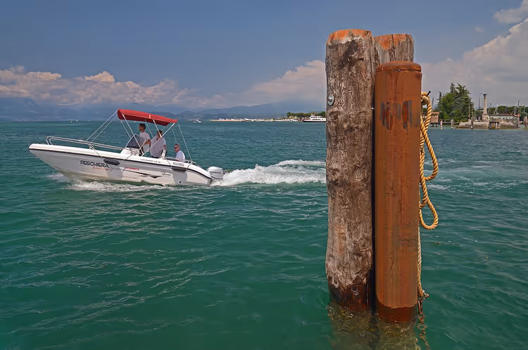 Motorboot auf dem ruhigen Wasser des Gardasees