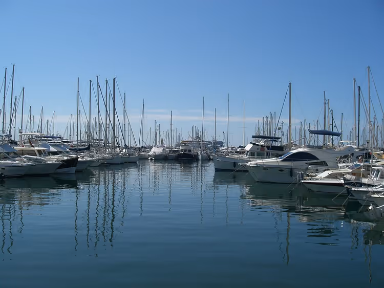 Cannes'ın eski limanındaki yatlar ve tekneler