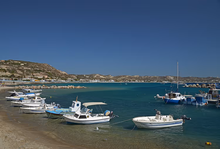 Boten op de kust in Kamari, Kos